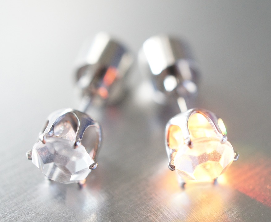 Comment choisir des boucles d'oreilles selon la forme de votre visage
